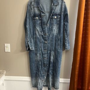 NWOT LONG FULL LENGHT DISTRESSED DENIM JACKET WITH POCKETS